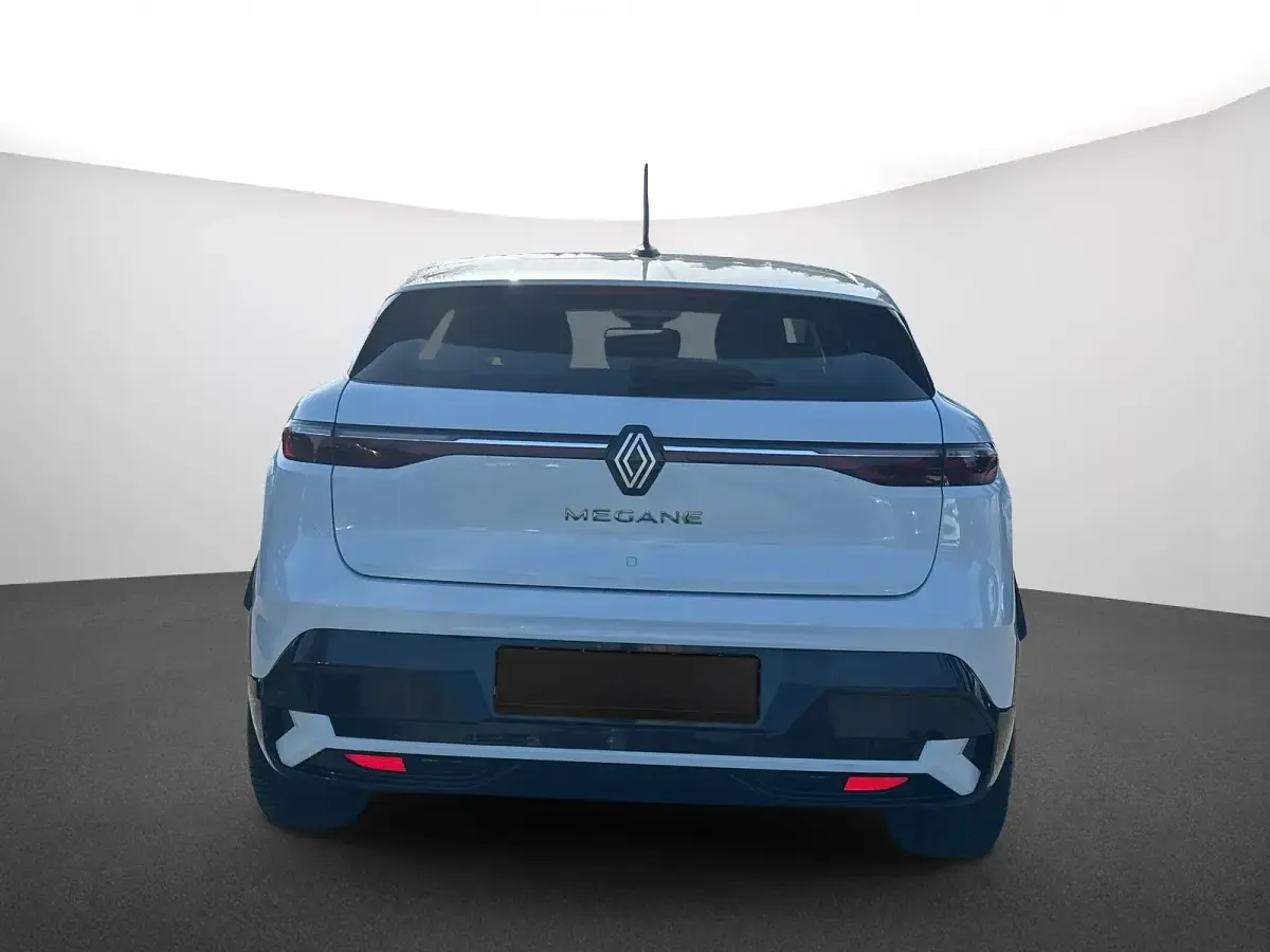 Używany Renault Megane E-Tech Evolution 160 kW (218 KM) 2022 Biały Sedan/Limuzyna