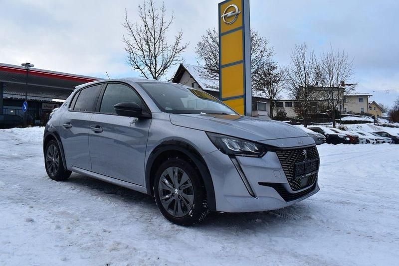 Gris artense (metallic) Gebraucht 2023 Peugeot e-208 Allure Kleinwagen | 17.200 € (Fairer Preis) - Bild 1/4