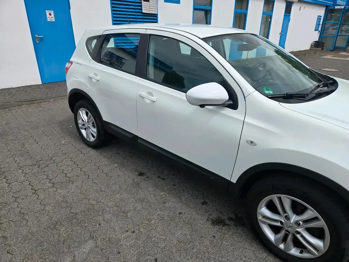 Gebraucht Nissan Qashqai 141 PS (103 kW) 2013 Weiß SUV