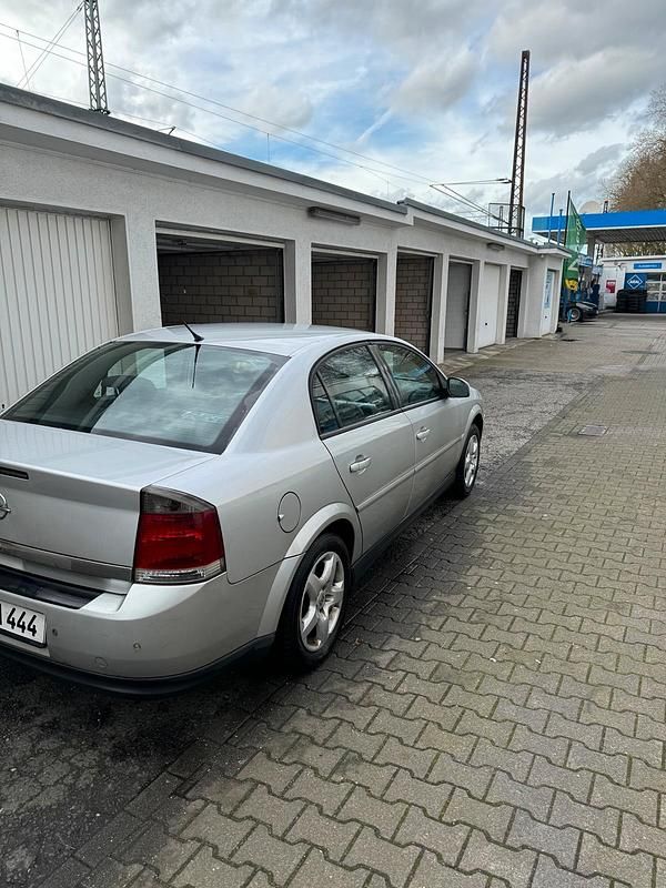 Grau Gebraucht 2004 Opel Vectra Limousine | 1.350 € - Bild 1/4