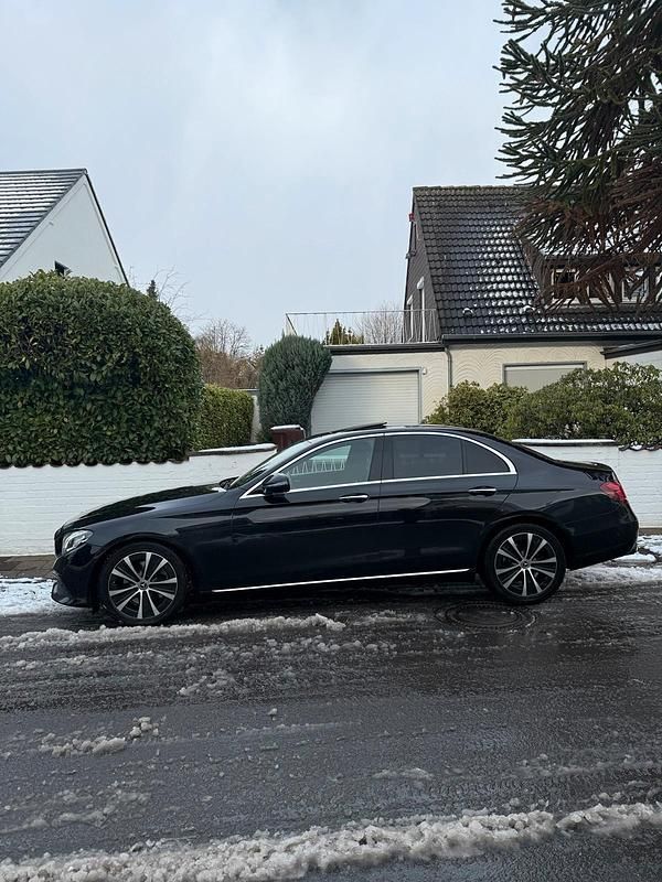 Schwarz Gebraucht 2019 Mercedes E220 Limousine | 25.900 € (Superpreis) - Bild 1/4