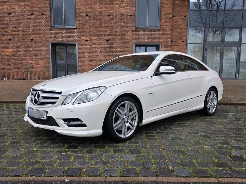 Weiß Gebraucht 2012 Mercedes E250 Avantgarde Coupé | 16.200 € (Fairer Preis) - Bild 1/4