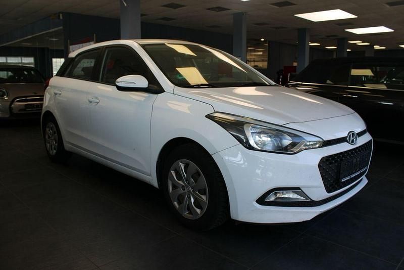 Weiß Gebraucht 2016 Hyundai i20 Classic Limousine | 7.980 € (Fairer Preis) - Bild 1/4
