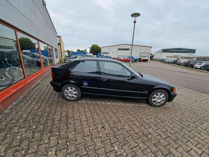 Schwarz Gebraucht 1999 BMW 316 Limousine | 1.950 € (Fairer Preis) - Bild 1/4