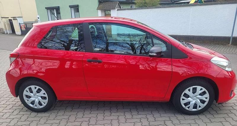 Gebraucht Toyota Yaris 69 PS (50 kW) 2014 Rot Kleinwagen