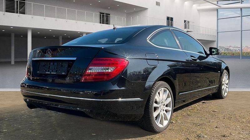 Gebraucht Mercedes C180 156 PS (114 kW) 2011 Obsidianschwarz Coupé