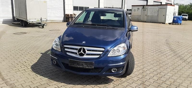 Blau Gebraucht 2009 Mercedes 180 Limousine | 4.200 € - Bild 1/4