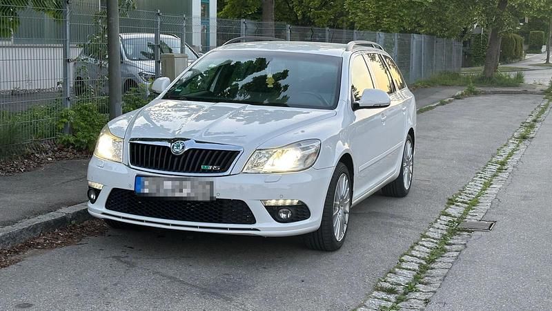 Weiß Gebraucht 2011 Skoda Octavia vRS Kombi | 5.900 € (Guter Preis) - Bild 1/4