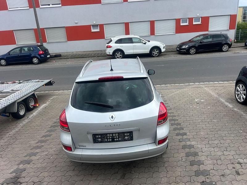 Gebraucht Renault Clio II Dynamique 101 PS (74 kW) 2010 Silber Limousine