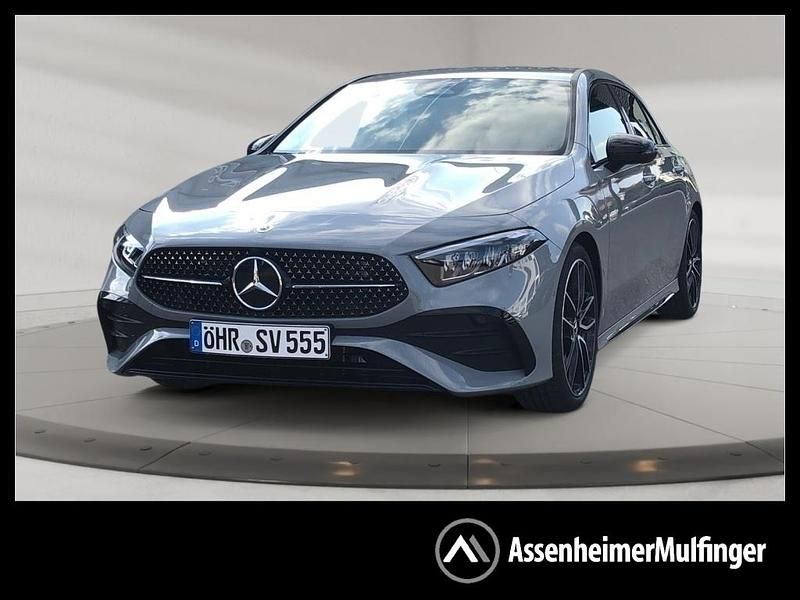 Grau manufaktur lack manufaktur alpingrau uni Gebraucht 2025 Mercedes A180 Limousine | 31.690 € (Fairer Preis) - Bild 1/4