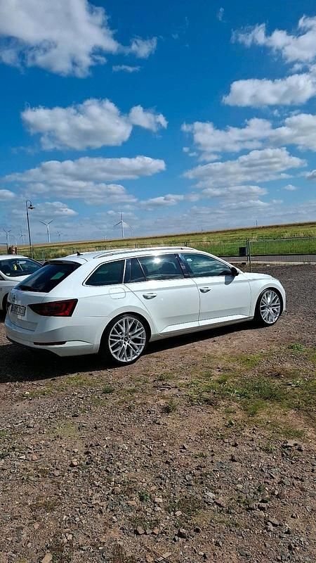 Weiß Gebraucht 2015 Skoda Superb Style Kombi | 15.799 € (Fairer Preis) - Bild 1/4
