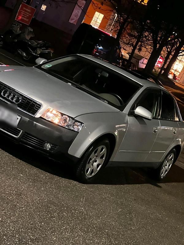 Grau Gebraucht 2001 Audi A4 Limousine | 699 € (Superpreis) - Bild 1/4