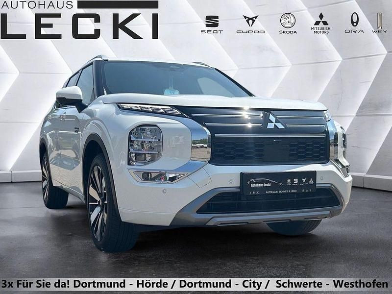 Weiß Gebraucht 2025 Mitsubishi Outlander P-HEV Top SUV | 52.890 € - Bild 1/4