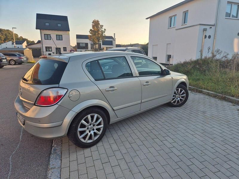 Grau Gebraucht 2006 Opel Astra Cosmo Limousine | 2.499 € (Fairer Preis) - Bild 1/4