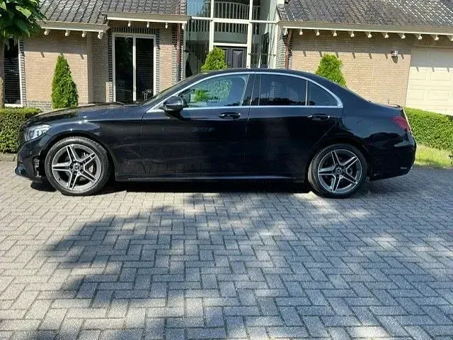 Gebraucht Mercedes C180 AMG line 156 PS (114 kW) 2019 Schwarz Limousine