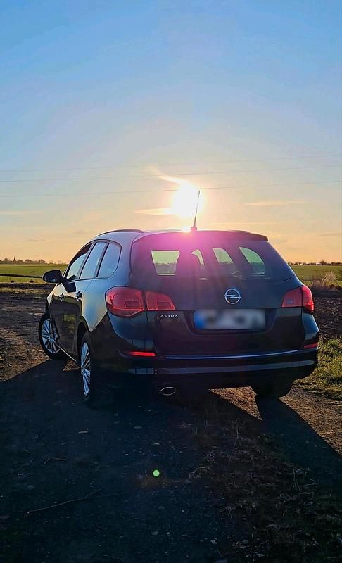 Gebraucht Opel Astra Design Edition 120 PS (88 kW) 2011 Schwarz Kombi