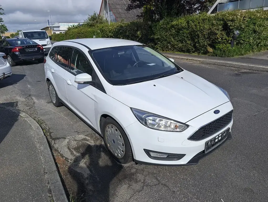 Gebraucht Ford Focus Trend 105 PS (77 kW) 2017 Weiß Limousine