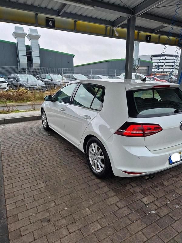 Gebraucht VW Golf VII Highline 125 PS (91 kW) 2014 Weiß Limousine
