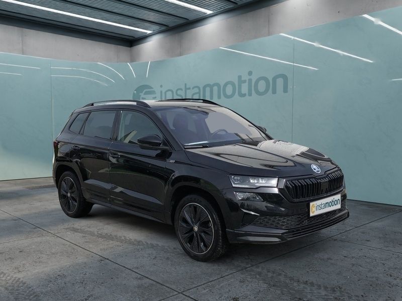 Schwarz Gebraucht 2024 Skoda Karoq SportLine SUV | 39.666 € (Etwas zu teuer) - Bild 1/4