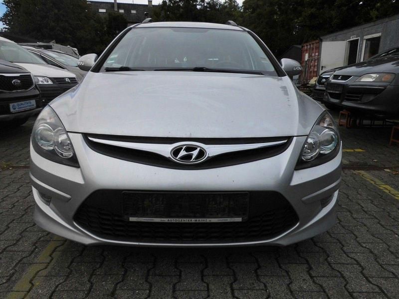 Silber Gebraucht 2012 Hyundai i30 Edition Kombi | 2.200 € (Superpreis) - Bild 1/4
