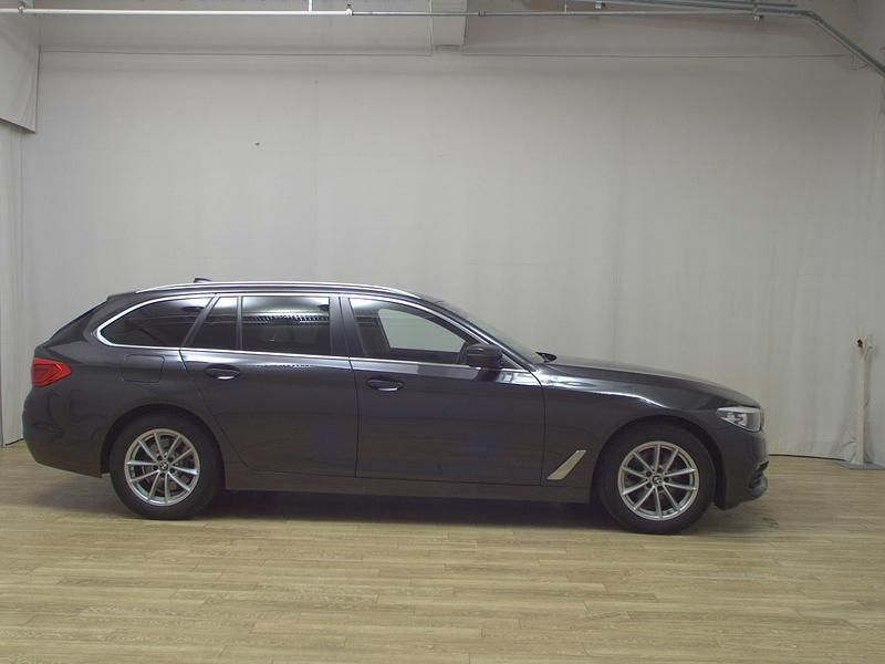 Grau Gebraucht 2020 BMW 520 Sport Line Kombi | 23.480 € (Superpreis) - Bild 1/4