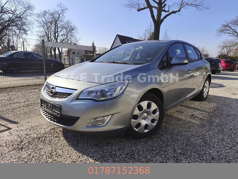 Gebraucht Opel Astra Edition 101 PS (74 kW) 2011 Silber Limousine