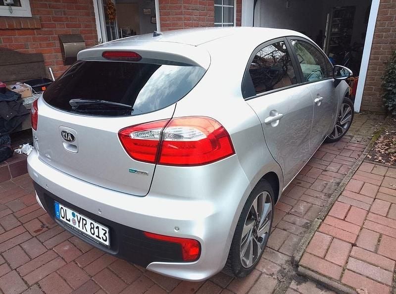 Gebraucht Kia Rio DREAM-TEAM Edition 109 PS (80 kW) 2016 Silber Kleinwagen