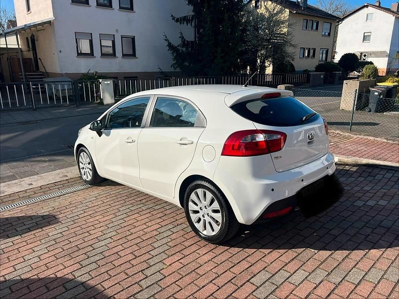 Gebraucht Kia Rio 100 PS (73 kW) 2013 Weiß Kleinwagen