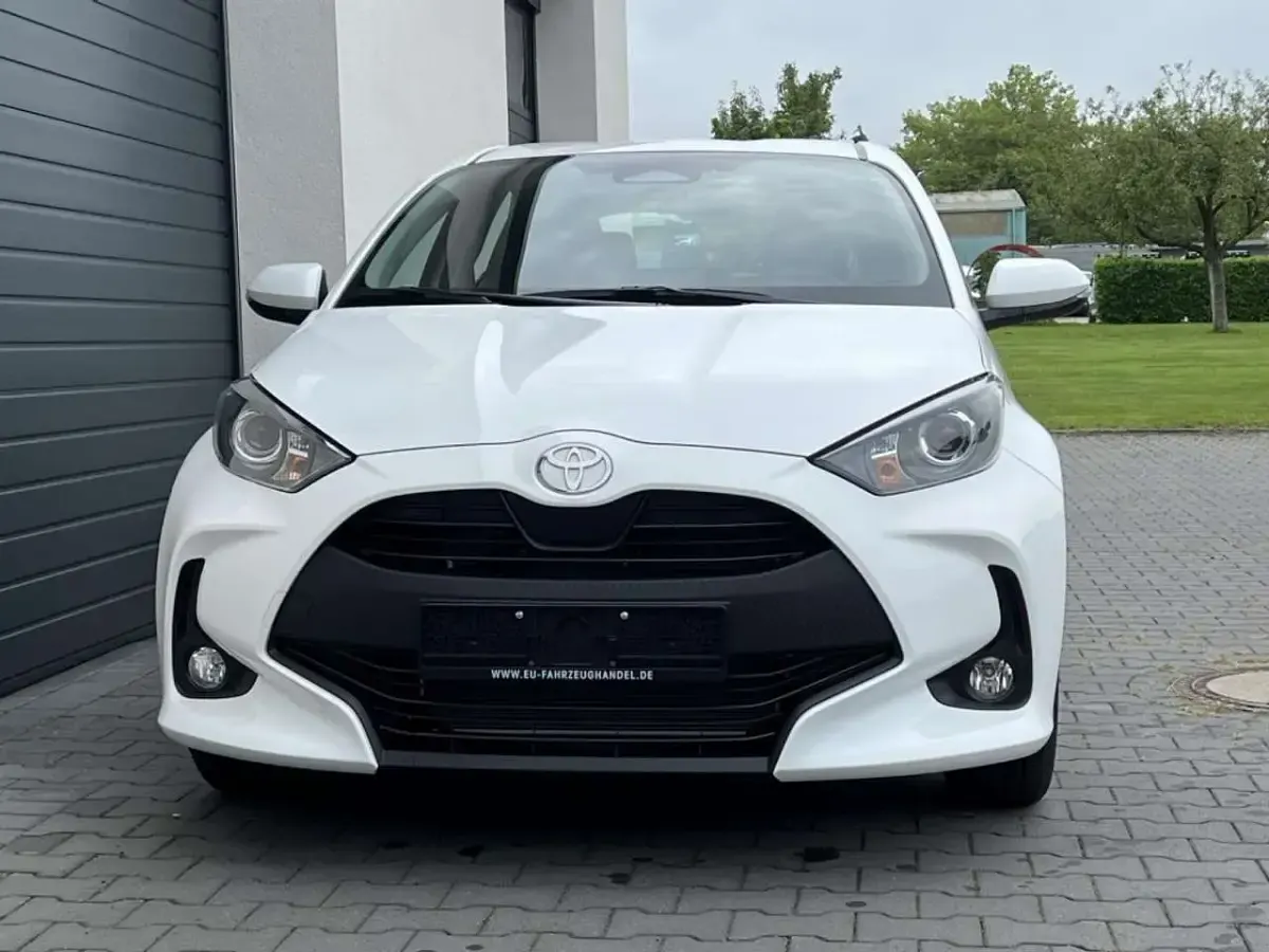 Neu Toyota Yaris Hybrid Active 116 PS (85 kW) 2026 Metallic gegen aufpreis Limousine