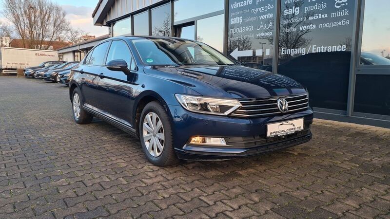 Blau Gebraucht 2015 VW Passat Trendline Limousine | 12.990 € (Superpreis) - Bild 1/4