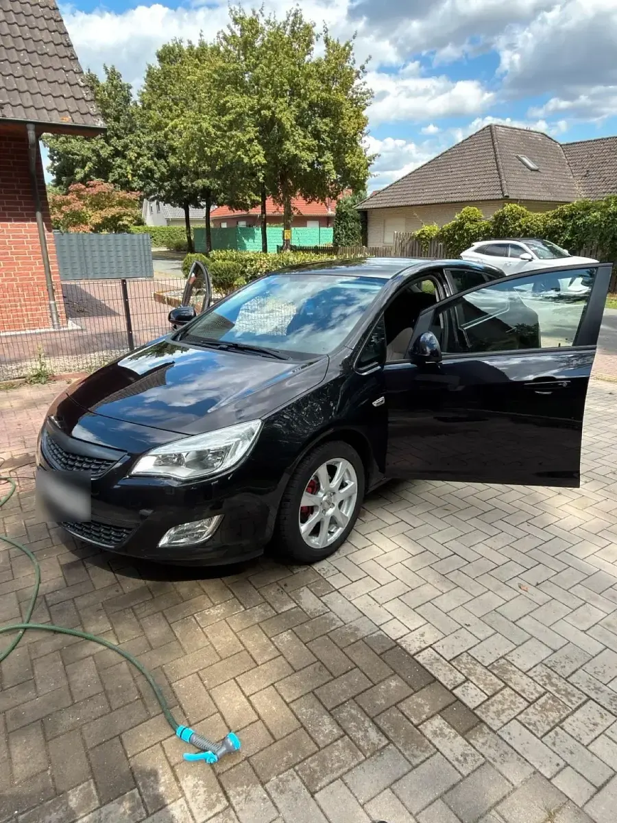 Gebraucht Opel Astra 140 PS (102 kW) 2011 Schwarz Kleinwagen