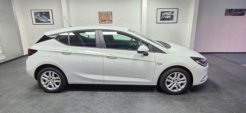 Weiß Gebraucht 2015 Opel Astra Limousine | 8.490 € (Guter Preis) - Bild 1/4