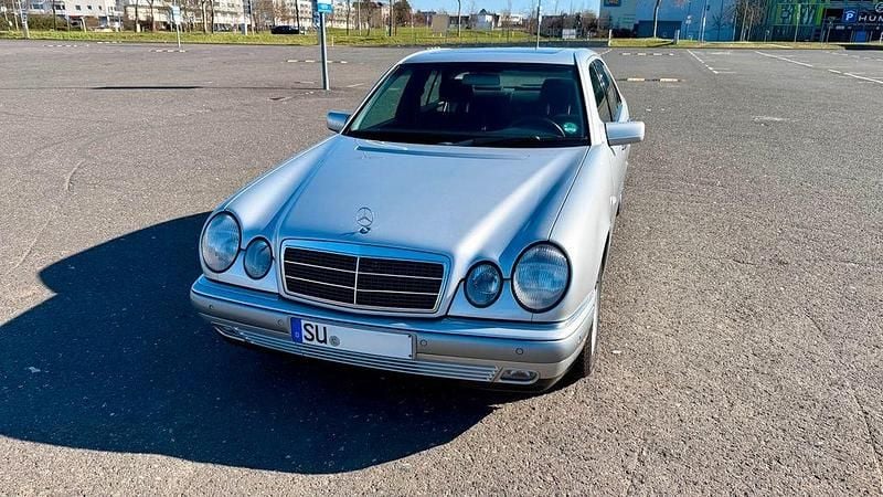 Gebraucht Mercedes E240 Elegance 170 PS (125 kW) 1999 Silber Limousine