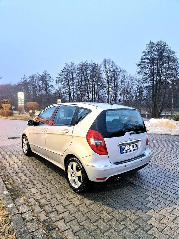 Gebraucht Mercedes A180 109 PS (80 kW) 2010 Silber Limousine