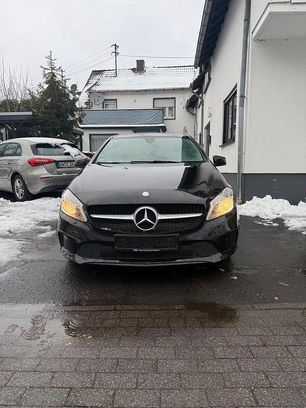 Gebraucht Mercedes A200 156 PS (114 kW) 2015 Schwarz Limousine