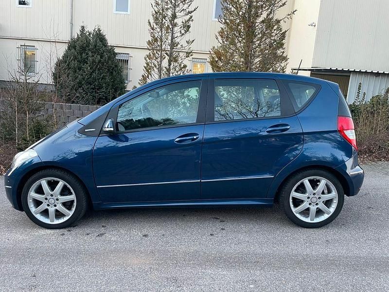 Gebraucht Mercedes A180 116 PS (85 kW) 2011 Blau Limousine