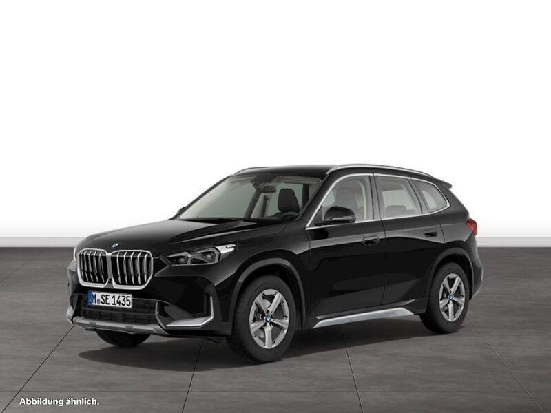Black sapphire metallic Gebraucht 2024 BMW X1 Luxury Line SUV | 45.144 € (Etwas zu teuer) - Bild 1/4