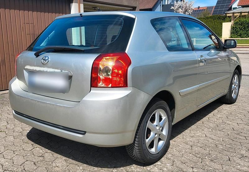 Używany Toyota Corolla 97 KM (71 kW) 2005 Srebrny Sedan/Limuzyna