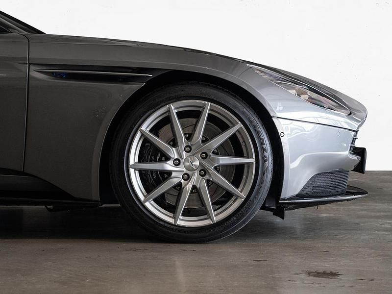 Gebraucht Aston Martin DB11 510 PS (375 kW) 2020 Hammerhead silver Coupé