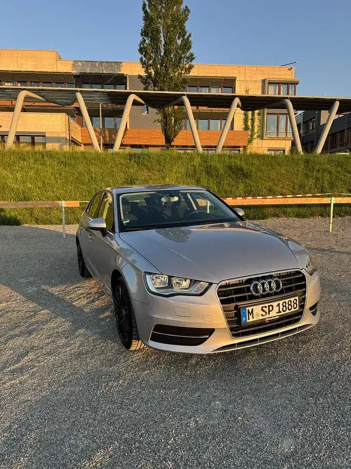 Gebraucht Audi A3 Ambiente 102 PS (75 kW) 2014 Silber Limousine