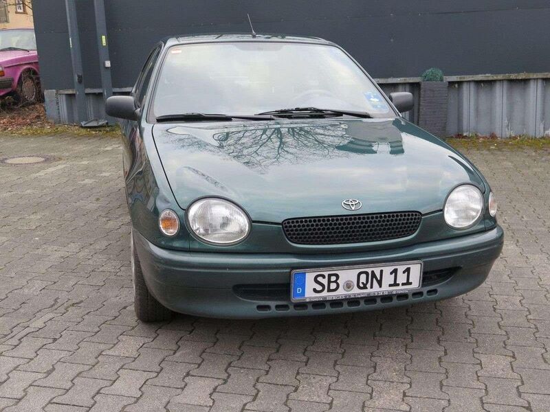 Grün 0 metallic Gebraucht 1999 Toyota Corolla Limousine | 4.950 € - Bild 1/4