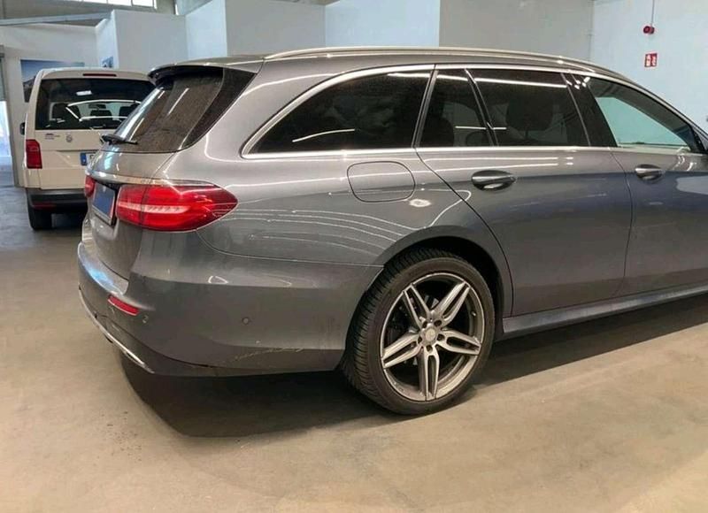 Gebraucht Mercedes E220 AMG line 194 PS (142 kW) 2016 Selenitgrau  metalliclack Kombi