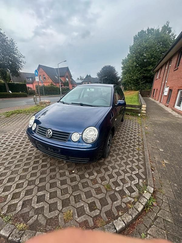 Blau Gebraucht 2004 VW Polo Limousine | 600 € (Superpreis) - Bild 1/4