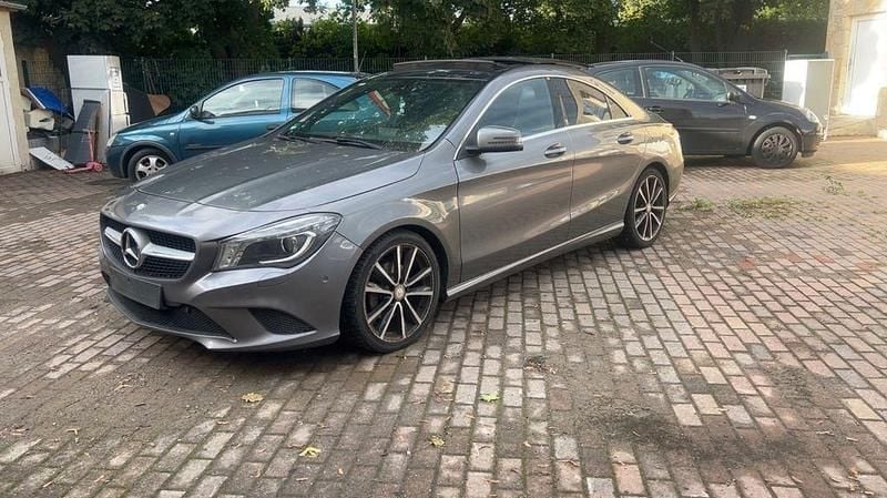 Grau Gebraucht 2013 Mercedes CLA200 Limousine | 11.799 € (Guter Preis) - Bild 1/4