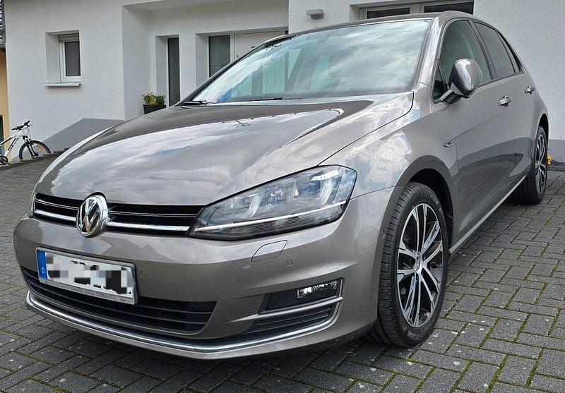 Grau Gebraucht 2015 VW Golf VII Limousine | 10.900 € (Fairer Preis) - Bild 1/4