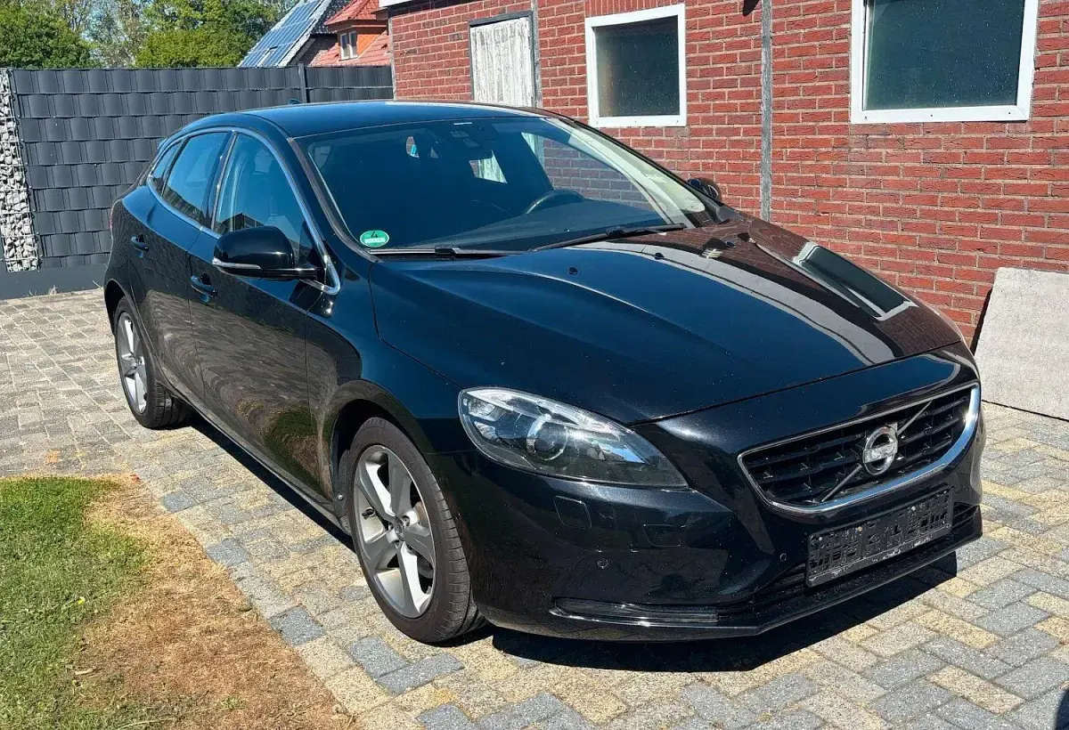 Gebraucht Volvo V40 150 PS (110 kW) 2012 Schwarz Kleinwagen