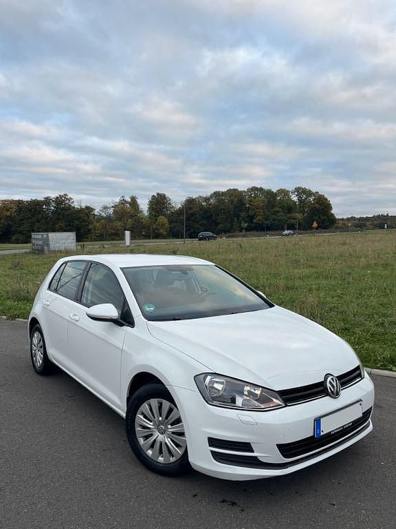 Weiß Gebraucht 2015 VW Golf VII Trendline Limousine | 7.500 € (Guter Preis) - Bild 1/4