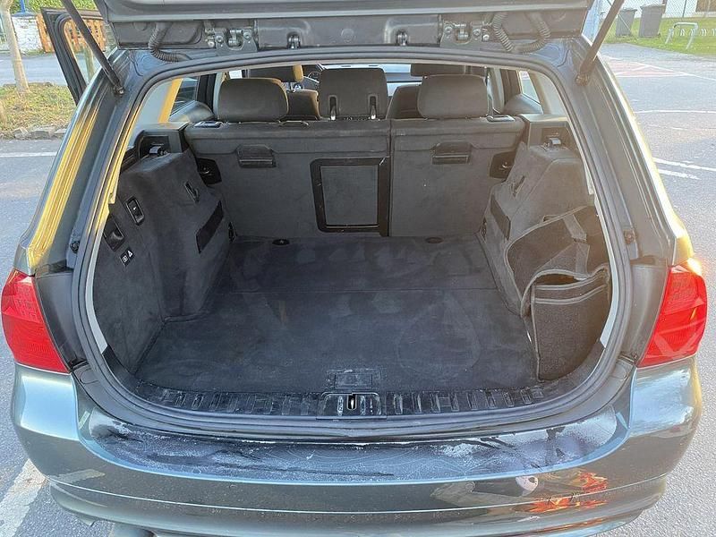 Gebraucht BMW 318 143 PS (105 kW) 2009 Grau Kombi