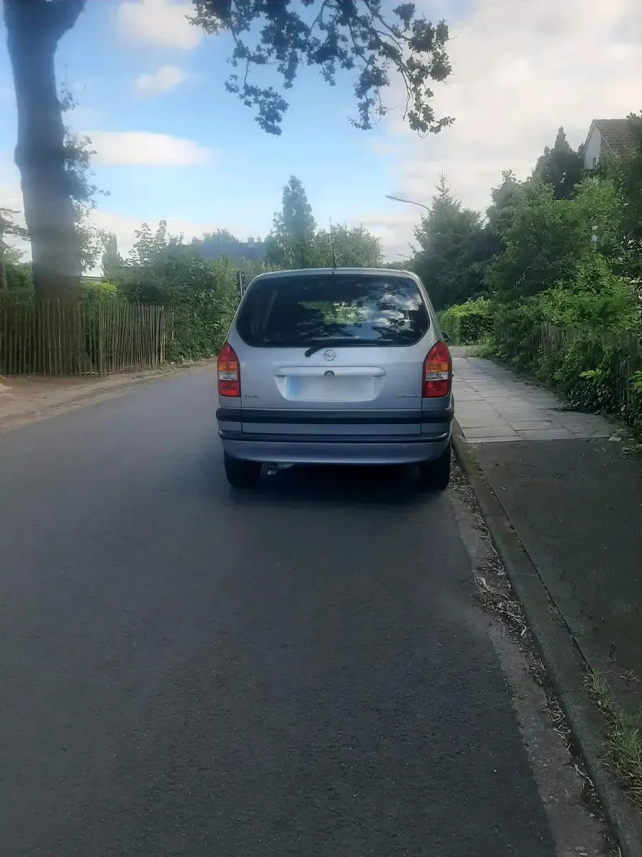 Gebraucht Opel Zafira 115 PS (84 kW) 2000 Silber Van / Kleinbus