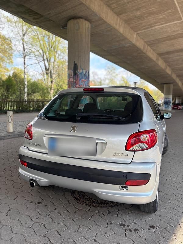 Gebraucht Peugeot 206+ 75 PS (55 kW) 2010 Silber Kleinwagen